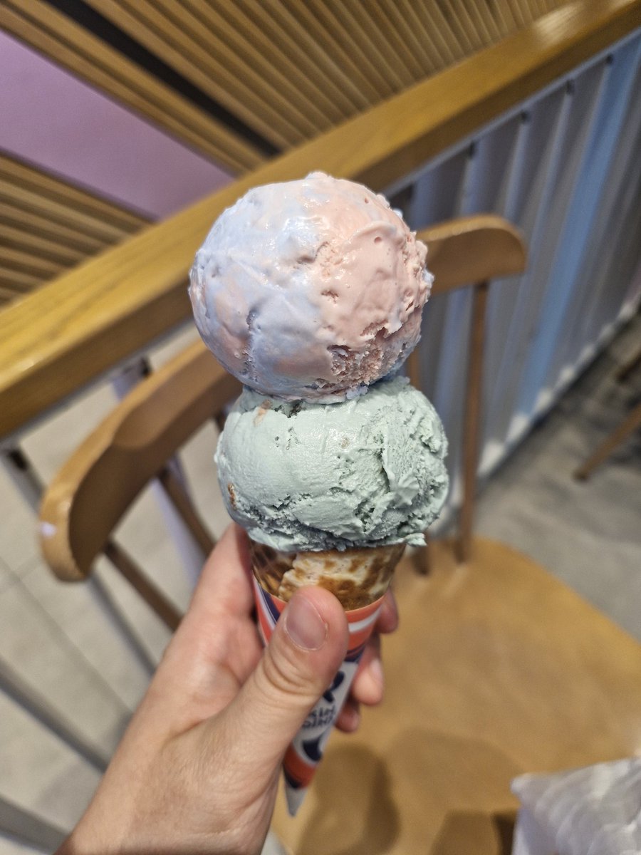 ru4125's tweet photo. 아 맞다
어제 이번 달 베라맛 나왓길래 냠냠

아이스크림 소다 캔디맛 느낌남 https://t.co/T6i5QRwc8z