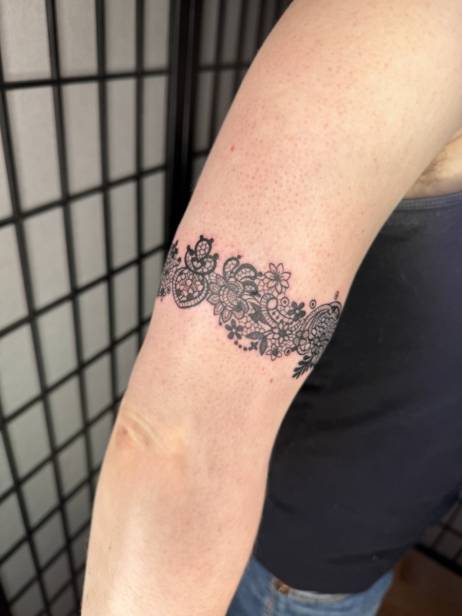 sinistral_ink's tweet photo. lace armband <3 https://t.co/VQMRZhOp6F