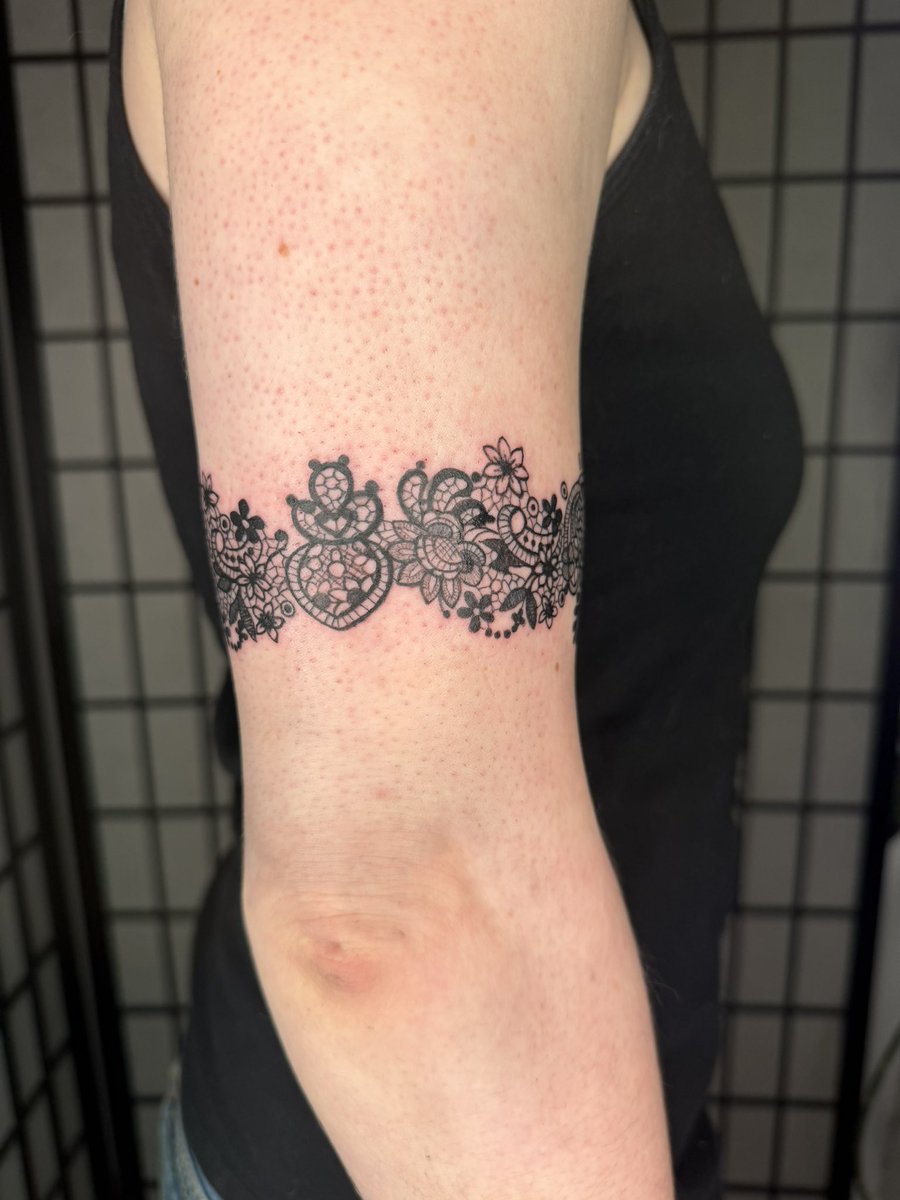 sinistral_ink's tweet photo. lace armband <3 https://t.co/VQMRZhOp6F