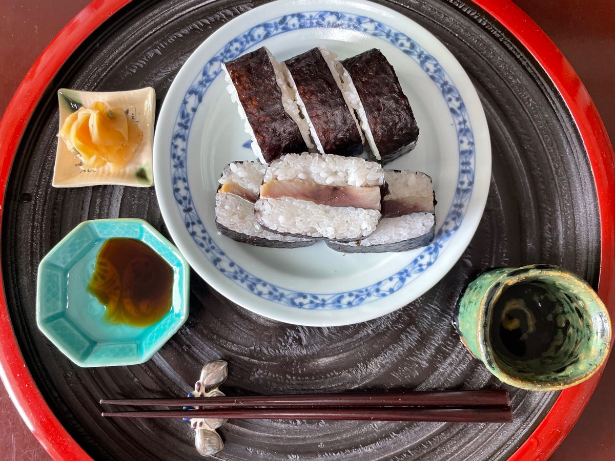 PontmrcyMarius's tweet photo. 横浜駅そごうに「すし萬」の出店があるとは知らなかった。好物の「磯巻」を求めて帰り、清酒一盞を添えて翌朝ありがたく頂いた。＃餓鬼錄 https://t.co/SyYqaORMmq