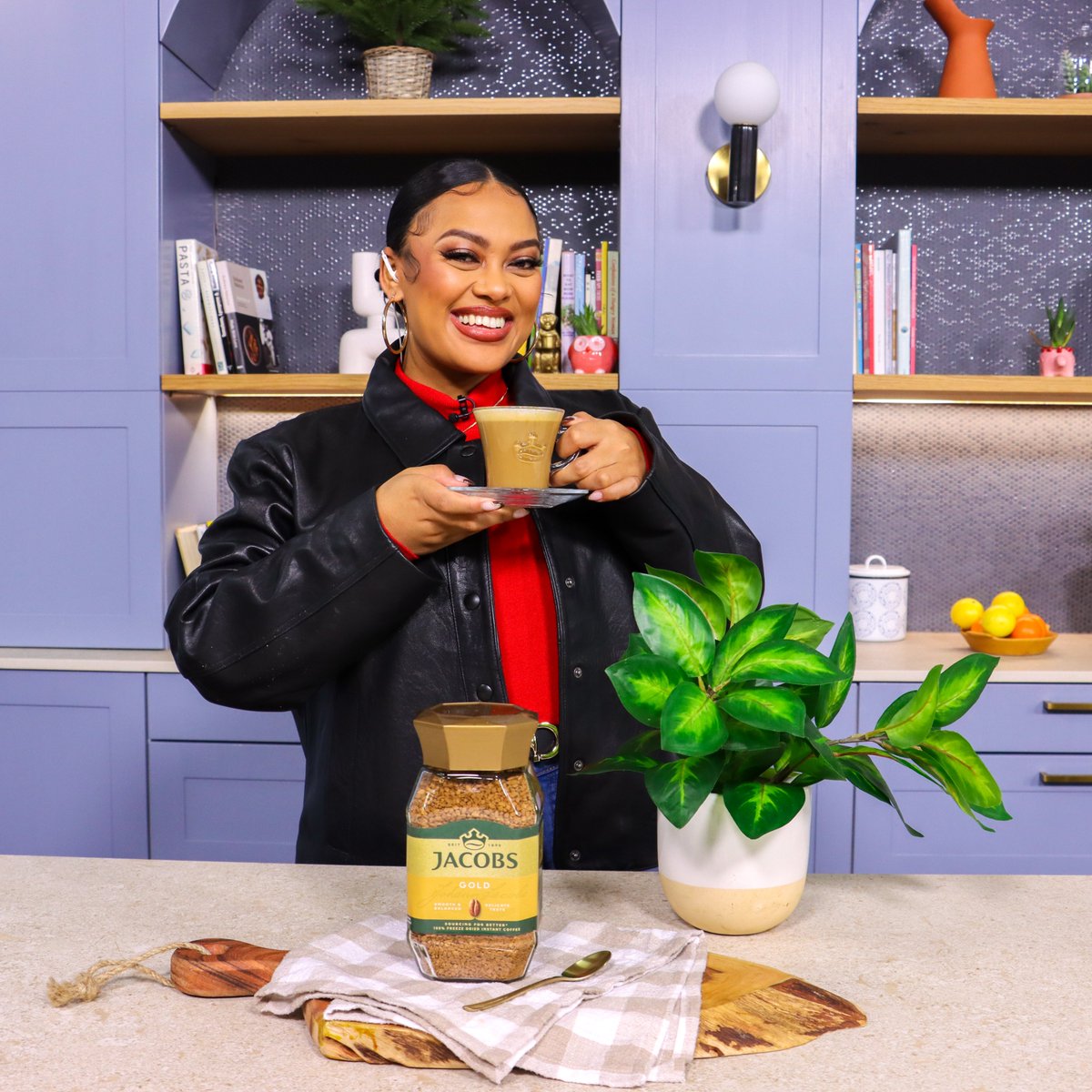 expressoshow's tweet photo. Would you stay awake all night rather than risk sleeping through your team's biggest game of the year?
Show up for your team and power your early morning kick-offs with @JacobsKronungSA ☕️ Whether you're an early riser or a night owl, make it better #WithJacobs!
#ExpressoShow https://t.co/IuSlk944qc