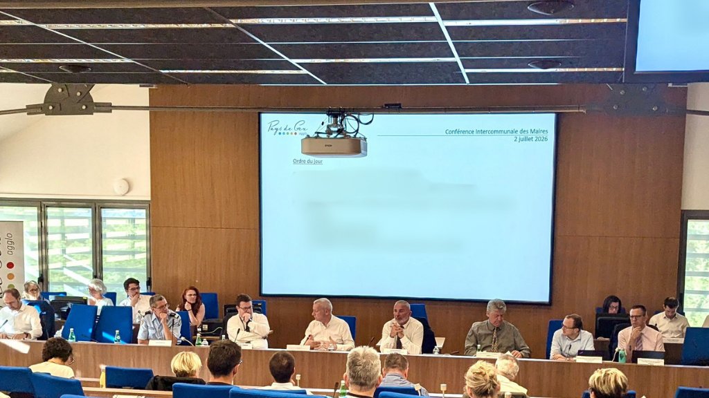 Prefet01's tweet photo. Du premier échange de la journée aux dernières discussions avec les maires du Pays de Gex, un fil conducteur : soutenir  un territoire en pleine transformation.

Jeudi  dernier, le préfet de l'Ain, Louis-Xavier Thirode, est allé à la  rencontre des élus et des acteurs locaux. La journée a mêlé des temps  d'échange autour des grands enjeux du territoire — sécurité, ressource  en eau, développement de Divonne-les-Bains — à des moments plus  marquants, comme la visite du château de Divonne-les-Bains, ravagé  quelques jours auparavant par un incendie, ou encore l'inauguration du  Nautique rénové et la pose de la première pierre du Village des  Associations.

Une  journée de terrain, faite de rencontres, d'écoute et de projets, pour  poursuivre le travail collectif au service des habitants.