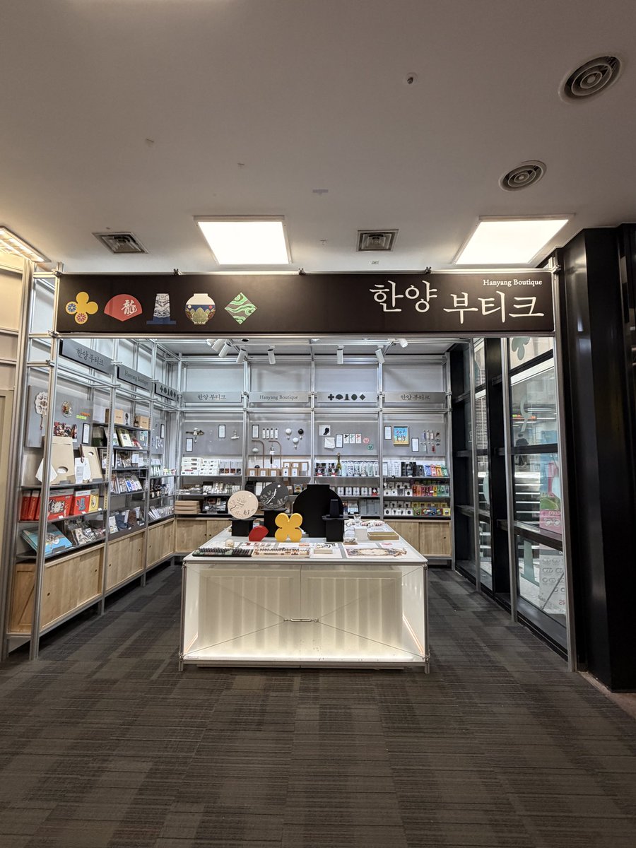 easyminie_'s tweet photo. Looking for Korean souvenir?
Kyobo bookstore Gangnam is selling awesome and useful things rn! https://t.co/zHmLZxndnj
