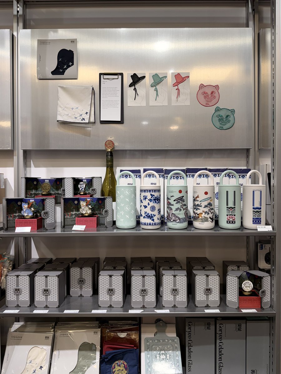 easyminie_'s tweet photo. Looking for Korean souvenir?
Kyobo bookstore Gangnam is selling awesome and useful things rn! https://t.co/zHmLZxndnj