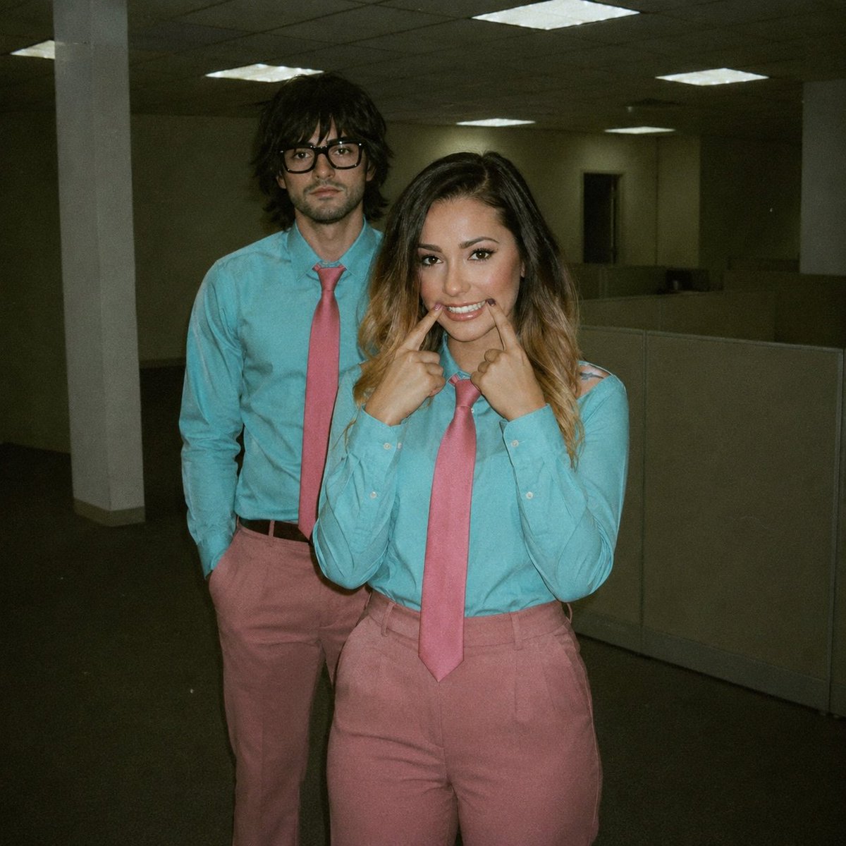 SmileOffce_OF's tweet photo. Jaye Summers e Sebastian Black

#office #job #blackrooms #smile #happy https://t.co/29DZezx4xq