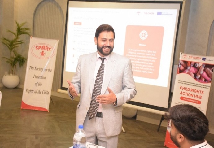 SPARC_PK's tweet photo. SPARC in collaboration with The Centre for Child Rights and Business conducted a Grievance Mechanism Training in Multan for garments and leather sector factories.

#SPARC #ChildRights #ResponsibleBusiness #HRDD #Sustainability #LabourRights #Pakistan https://t.co/MNe8zKrvIm
