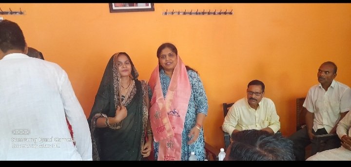 DhakanL's tweet photo. #महामहिम राज्यपाल माo श्री संतोष गंगवार  जी की बेटी परम् आदरणीया बहन श्री मती श्रुति गंगवार जी का आज मेरे आवास पर आगमन हुआ मेरी पत्नी ने पटका पहनाकर दीदी का स्वागत किया मेरे परिवार को अपना ढेर सारा प्यार देने के लिये दीदी का ह्रदय से आभार 🙏💐💐 https://t.co/XrY7EMQdWE