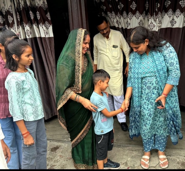 DhakanL's tweet photo. #महामहिम राज्यपाल माo श्री संतोष गंगवार  जी की बेटी परम् आदरणीया बहन श्री मती श्रुति गंगवार जी का आज मेरे आवास पर आगमन हुआ मेरी पत्नी ने पटका पहनाकर दीदी का स्वागत किया मेरे परिवार को अपना ढेर सारा प्यार देने के लिये दीदी का ह्रदय से आभार 🙏💐💐 https://t.co/XrY7EMQdWE