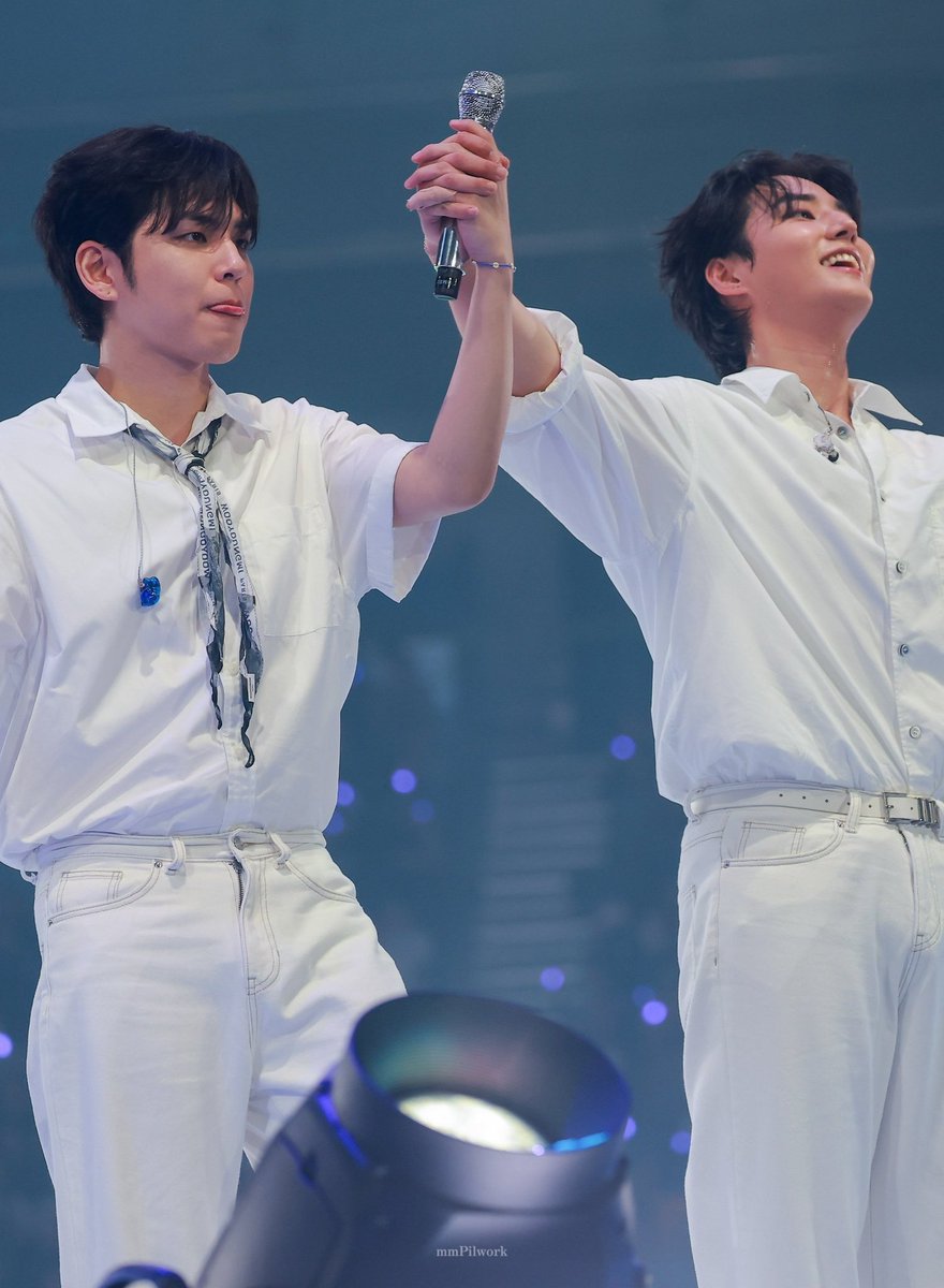 yp_0neever's tweet photo. 손을 되게 꼬옥 잡으셔.. https://t.co/Yy4I17Nf6e