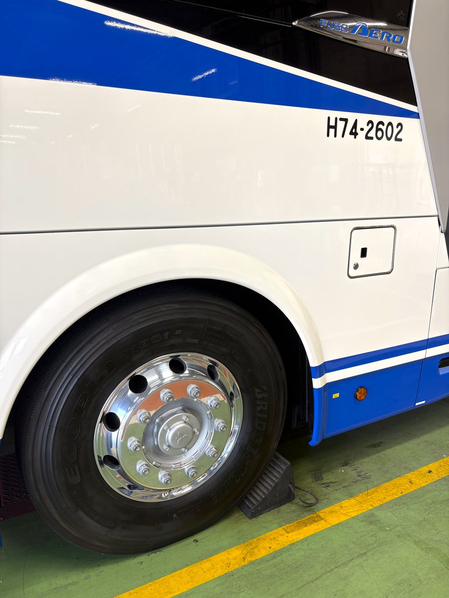 JRtokai_bus's tweet photo. 今年度の新車エアロエースの内の１台(H74-2602)が、7/12(日)にデビューしバス( *´艸｀)

高山行きにて、名鉄BCを12:30発、名古屋駅を12:45発となりばす♬

ピっカピカの車両です✨
ピっカピカの車内です✨
ピッカピカのホイールです✨
ピッカピカのエンジンです✨

皆様に、是非是非ご乗車いただきたいっ(>_<)

#JR東海バス #新車 #デビュー #ピカピカ #エアロエース #三菱ふそう #名古屋駅 #USBTypeC #側面可動式ヘッドピロー #ジュビリー #高速バス #高山 #飛騨高山 #ご予約 #高速バスネット