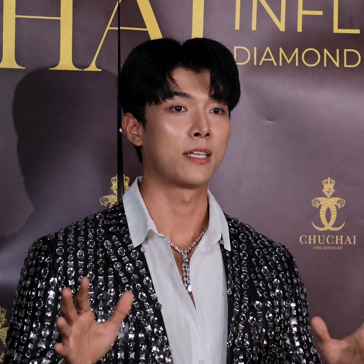 boyslovehub's tweet photo. After the negative backlash, God Itthipat has announced his departure from the BL series ‘Passenger Seat Number X’.

The actor said he was shocked by the public reaction and asked to leave the project so that the controversy would not affect either the series or the CH7 drama he is currently filming.

Regarding the interview in which he said he would no longer act in BLs, he apologized and explained that his statement came from the fact that he “was going through burnout” at the time and had stepped away from the entertainment industry, with no other intentions behind it. He added that he accepted the role because he saw it as a good opportunity and because many fans had been asking for his return to BLs.