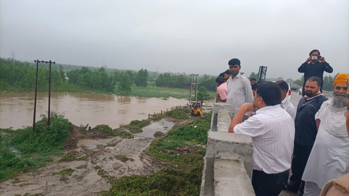 DmMuzaffarnagar's tweet photo. जनपद में लगातार हो रही वर्षा के दृष्टिगत मेरे निर्देश पर अपर जिलाधिकारी (वि0/रा0) के नेतृत्व में प्रशासनिक टीम द्वारा सोलानी नदी क्षेत्र का स्थलीय निरीक्षण किया गया है। नदी के सुचारू प्रवाह को बनाए रखने और जलभराव की स्थिति से निपटने के लिए नदी से जलकुंभी तत्काल हटवाकर व्यापक सफाई अभियान चलाने के निर्देश दिए गए हैं।

सभी संबंधित विभागों को अलर्ट मोड पर रहने और सतत निगरानी बनाए रखने हेतु निर्देशित किया गया है।

जनपदवासियों से मेरी अपील:
🚫 नदी के समीप या जलभराव वाले क्षेत्रों में जाने से बचें।
👶 बच्चों को जलमग्न स्थानों से दूर रखें।
📢 किसी भी आपात स्थिति की सूचना तुरंत प्रशासन को कंट्रोल रूम के नंबर 9412210080 पर दें।