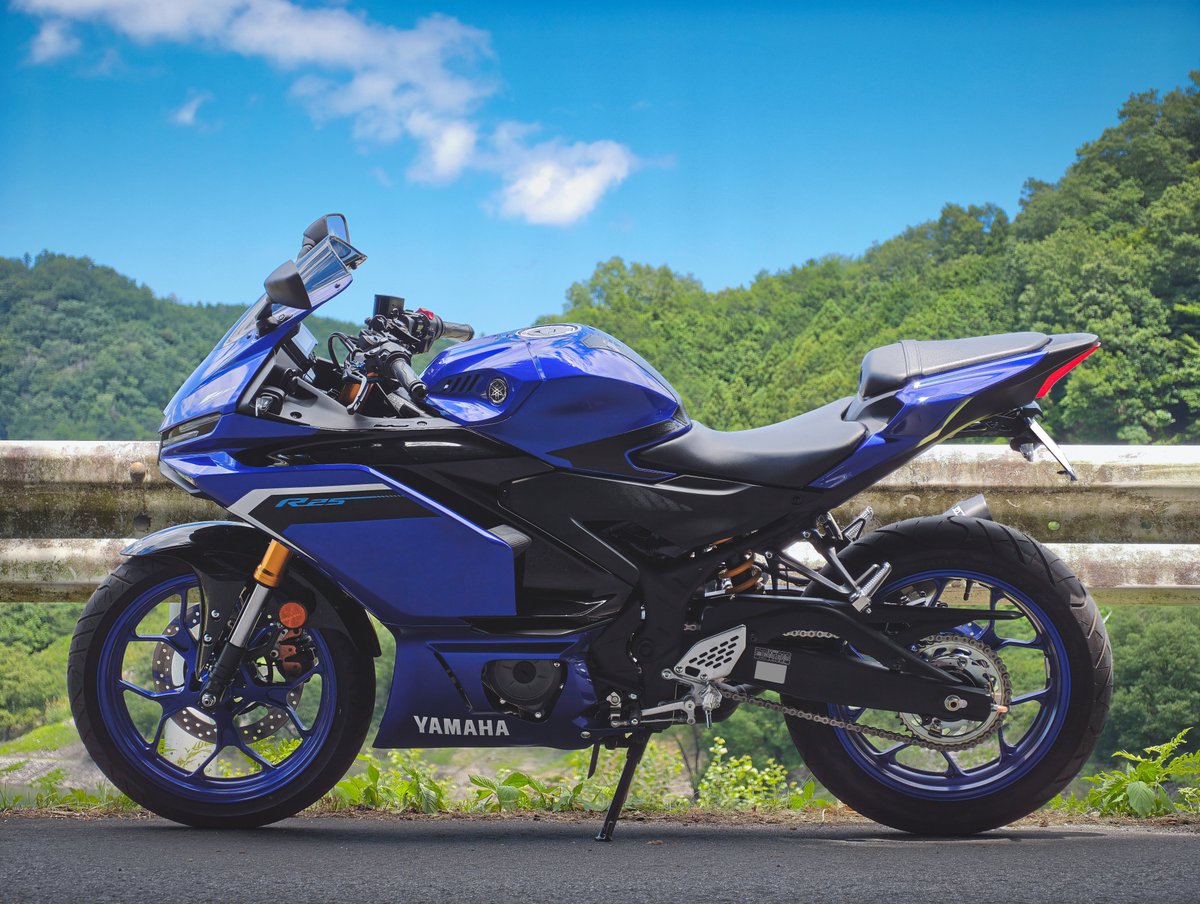 KEND5RCMS's tweet photo. 重い腰を上げてようやく左側にもYAMAHAロゴ貼り付け。暑すぎてステッカー貼っただけで汗だく... https://t.co/BtYIudM0YX