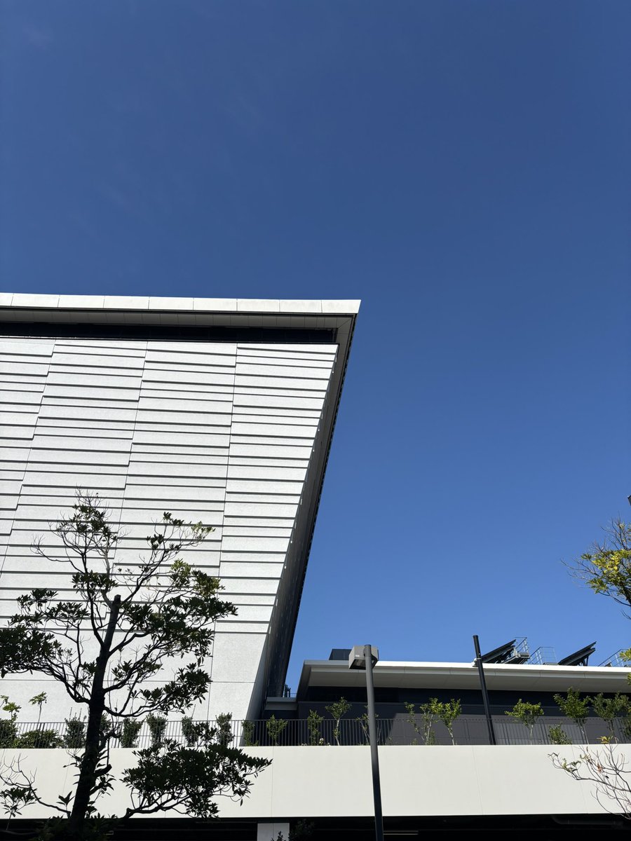 taikoikki's tweet photo. 有明アリーナへ。
今回、ACEesの深田君の和太鼓監修をさせてもらいました。
基礎から時間をかけてレッスンしましたが、とにかく素直でみるみる上達していくのがわかり、教えてて楽しかったです。
大太鼓とセット、よく頑張った！！

評判も良いと伺ったので一安心（笑）
最後まで怪我なく頑張れよ！ https://t.co/FRo6slf39X