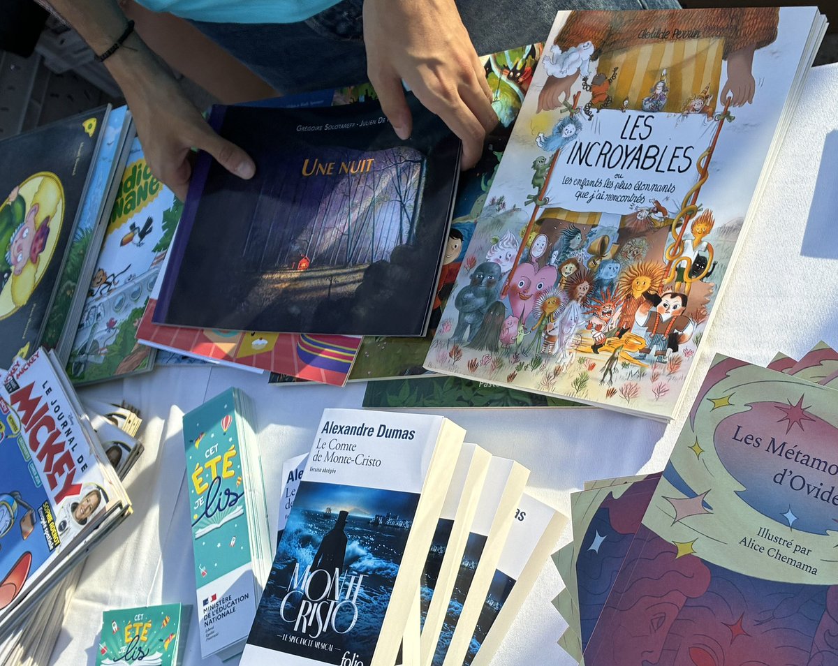 intwittoveritas's tweet photo. Si vous passez par la Gare de Lyon, arrêtez-vous au Stand «Cet été, je lis ! » @education_gouv et ses partenaires vous offriront des livres pour vos vacances !! 📚🏖️ https://t.co/NYNOYkppMk