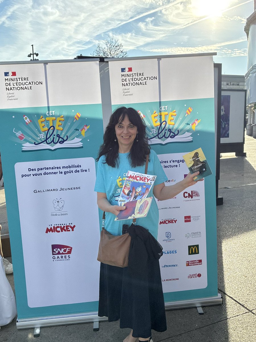 intwittoveritas's tweet photo. Si vous passez par la Gare de Lyon, arrêtez-vous au Stand «Cet été, je lis ! » @education_gouv et ses partenaires vous offriront des livres pour vos vacances !! 📚🏖️ https://t.co/NYNOYkppMk