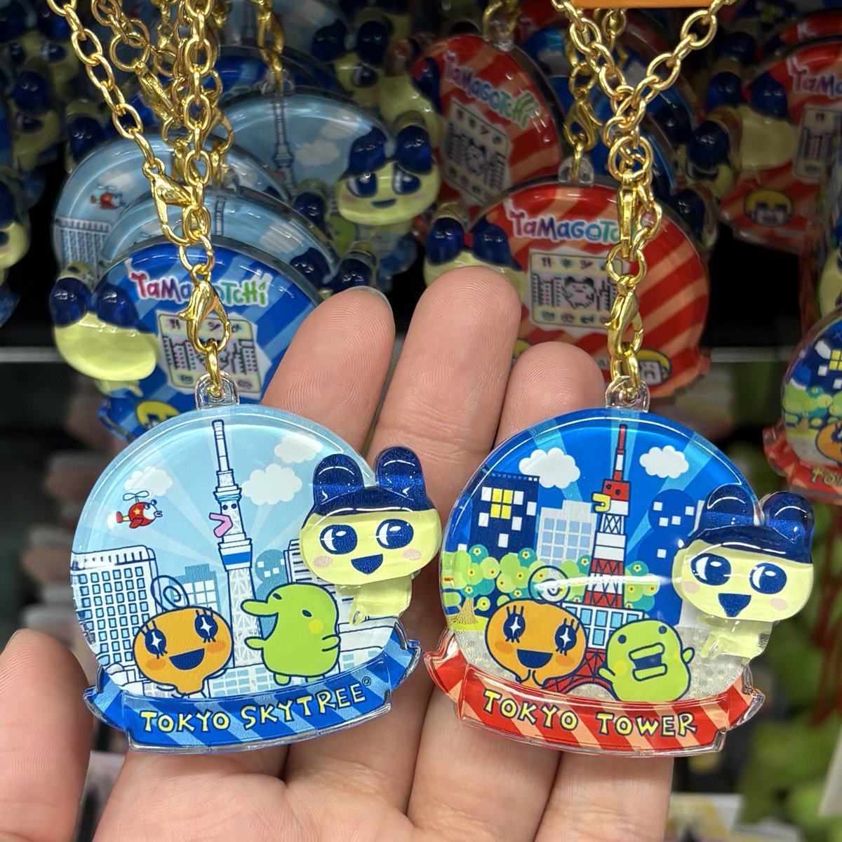 _aaii311's tweet photo. 那須高原にたまごっちのご当地キーホルダー見つけたの！！！！どれ買う？！スカイツリーとかは東京いったら買えるし！

日光行ってないけどききっちのやつにしようかな？！でも餃子も可愛い😍🥟 https://t.co/fUBjm0ZZyY
