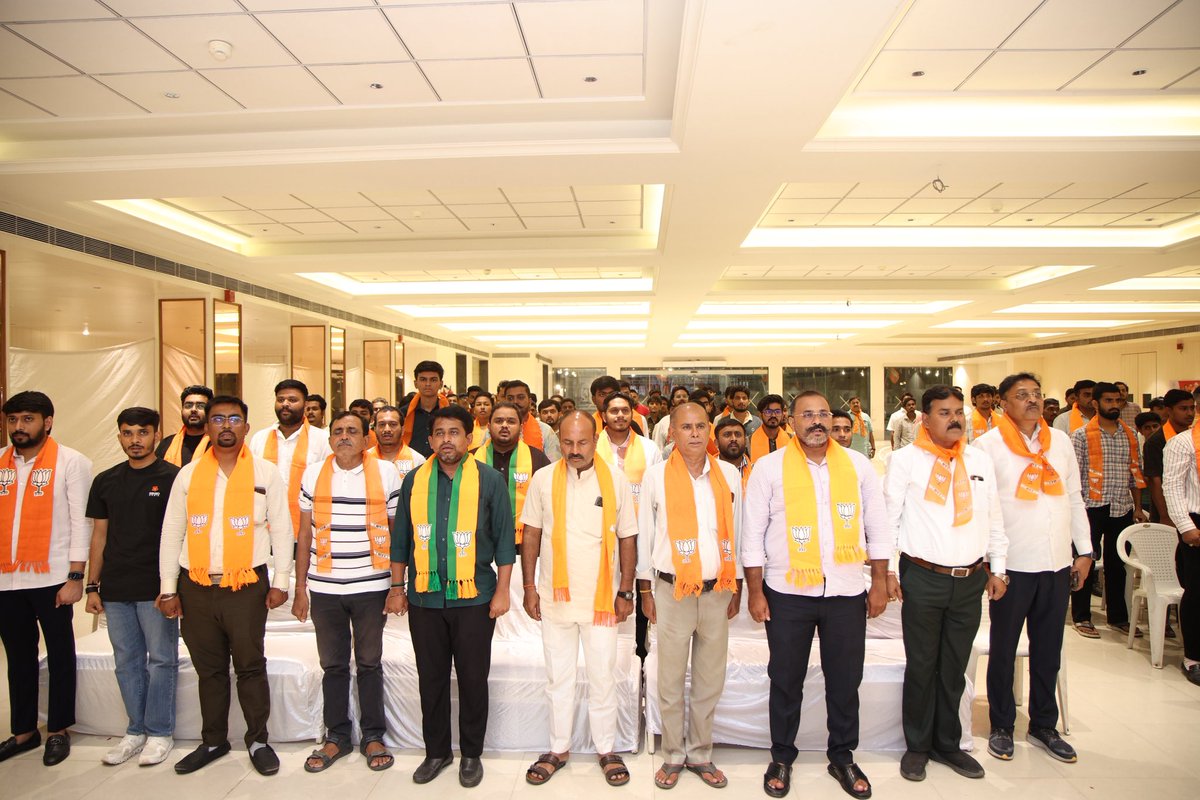 iShivamBJP's tweet photo. *ઠક્કરબાપાનગર વિધાનસભા યુવા મોરચા*
*કર્ણાવતી મહાનગર*ગુજરાત પ્રદેશ યુવા મોરચાના અધ્યક્ષ તથા વડોદરા લોકસભાના લોકપ્રિય સાંસદશ્રી ડૉ. હેમાંગભાઈ જોષીના કર્ણાવતી મહાનગર પ્રવાસ
દરમિયાન ટિફિન બેઠક, ચાય પે ચર્ચા, કાર્યકર્તાઓ સાથે આત્મીય સંવાદ તથા વિવિધ સંગઠનાત્મક કાર્યક્રમો ઉત્સાહભેર યોજ https://t.co/7eu3u6dIzG