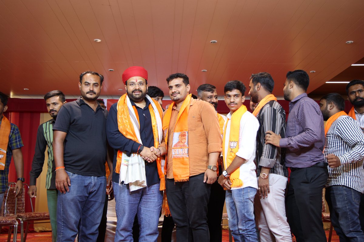 iShivamBJP's tweet photo. *ઠક્કરબાપાનગર વિધાનસભા યુવા મોરચા*
*કર્ણાવતી મહાનગર*ગુજરાત પ્રદેશ યુવા મોરચાના અધ્યક્ષ તથા વડોદરા લોકસભાના લોકપ્રિય સાંસદશ્રી ડૉ. હેમાંગભાઈ જોષીના કર્ણાવતી મહાનગર પ્રવાસ
દરમિયાન ટિફિન બેઠક, ચાય પે ચર્ચા, કાર્યકર્તાઓ સાથે આત્મીય સંવાદ તથા વિવિધ સંગઠનાત્મક કાર્યક્રમો ઉત્સાહભેર યોજ https://t.co/7eu3u6dIzG