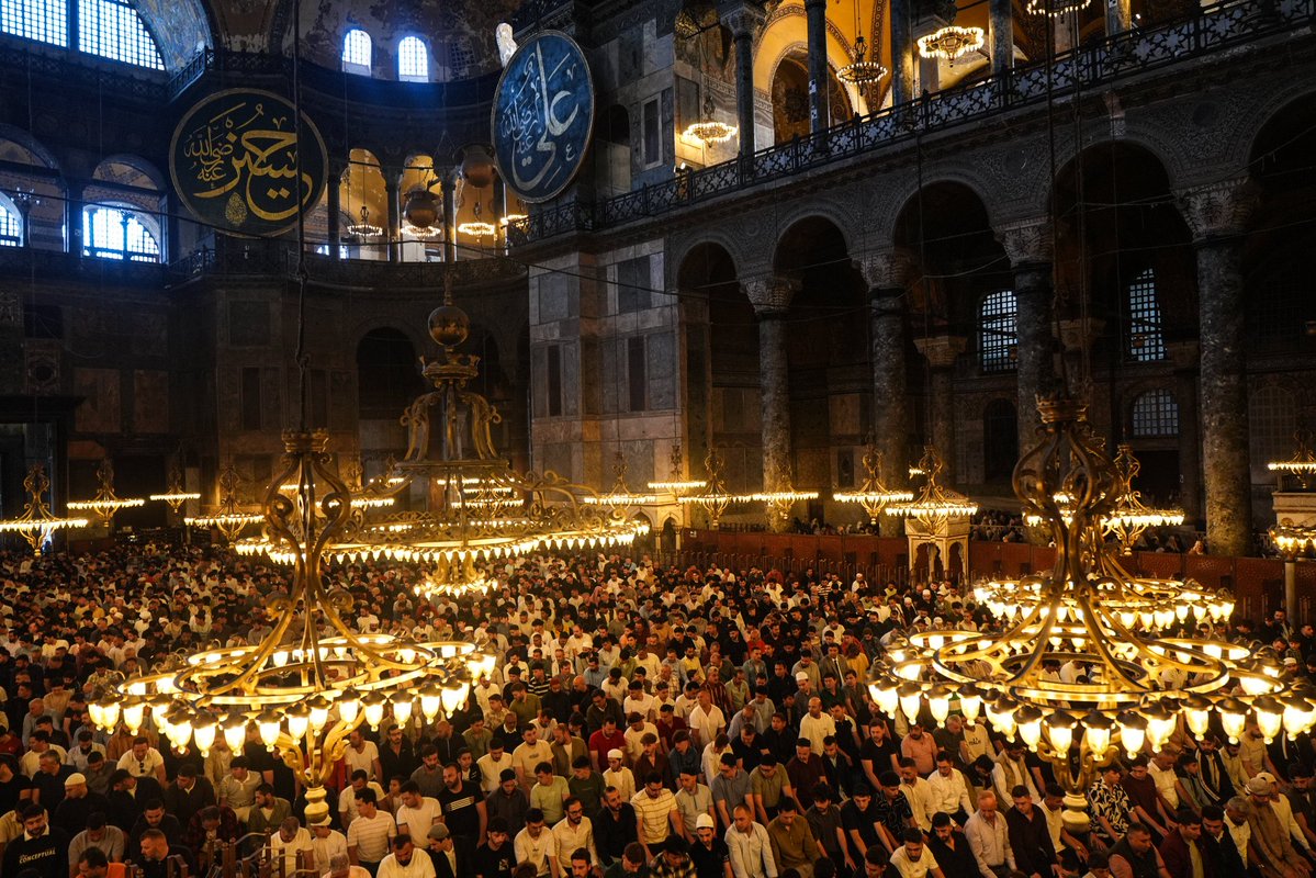HKelesabdioglu's tweet photo. Ayasofya-i Kebir Cami-i Şerifi'nin Cumhurbaşkanımız Sn.@RTErdogan 'ın imzası ile yeniden ibadete açılışının üzerinden 6 yıl geçti.

Rabbim bu kutlu emaneti kıyamete kadar ezansız, secdesiz bırakmasın.

#Ayasofya https://t.co/sBOp03Ix7x
