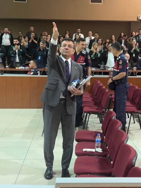 noconteks1234's tweet photo. CHP Genel Başkanı Özgür Özel:

"GERGİNLER, PANİK VAR: 

Şunu gördüm, hâkimin ve savcının gerginliğinde... Birbirlerine bağırıp çağırıp talimatlar veriyorlar. Savcı hâkime bağırıyor falan. ‘203 uygulasana ya’ diye... Bir panik var, bir sert bir talimat almışlar ve Ekrem Başkan’ın söylediği her söz bizim düşündüğümüzün çok üzerinde karşı tarafta endişe yaratıyor. “Biz bu adama bu kadar şey iddia ettik, hiçbirisini ispatlayamadık. Bu duyulmasın.”
