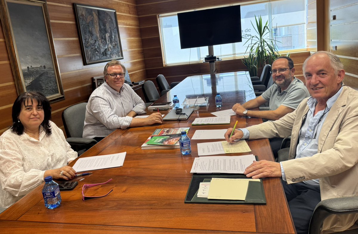 urcacyl's tweet photo. Nos hemos reunido con la nueva Directora de la Industria y la Cadena Agroalimentaria, Mercedes Berciano, para abordar alegaciones a la Orden de Ayudas a la transformación y comercialización de productos agrarios, modificación del Decreto de EE AA PP y programa de Fruta Escolar https://t.co/lHZey9MWk1