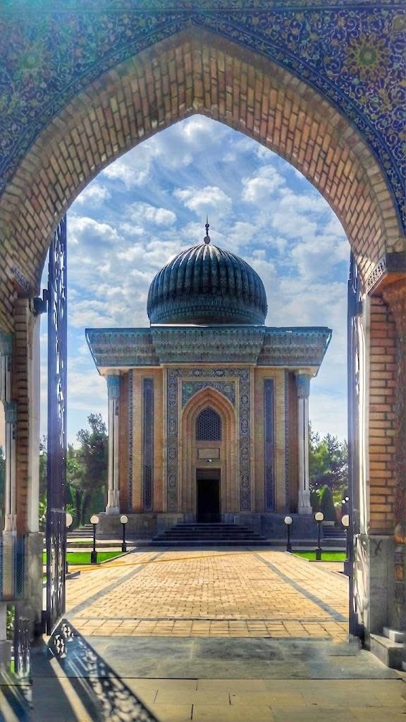 ahmetsirriarvas's tweet photo. Ehlisünnet’in itikat imamlarından
İmam Mansur Mâturidî hazretlerinin Özbekistan Semerkant’taki türbesi.
…
Rahmetle…
❤️🌷 https://t.co/I5jQBeaYA6
