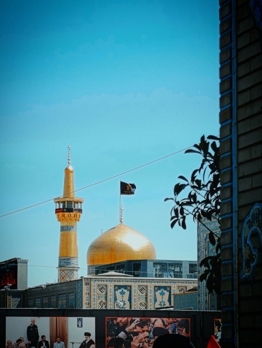 golizade2's tweet photo. سیل جمعیت، مشت‌های گره‌کرده، اشک‌ها و فریادها... همه و همه یک روایت ساده رو بازگو می‌کنن: این انقلاب نفس می‌کشه و رهبرش تا همیشه زنده‌ست.

#باید_برخاست #ای_ایران_بخوان https://t.co/G0GQWKQCdn