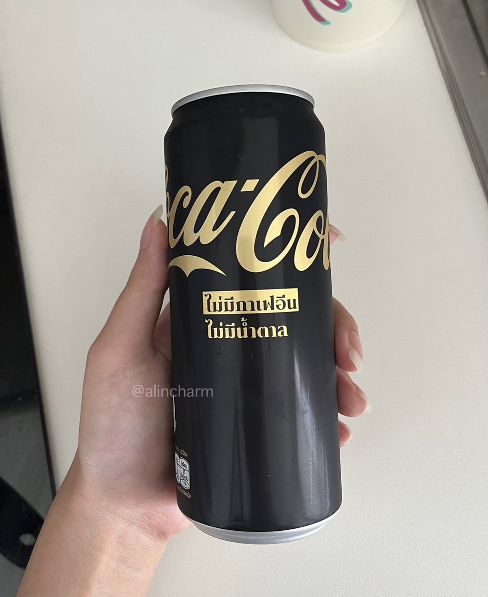 alincharm's tweet photo. เพิ่งได้ลองกินโค้กปรุงจืด 🖤✨
โค้กซีโร่ซีโร่ ไม่มีกาเฟอีน ไม่มีน้ำตาล
อะไรใหม่ๆมาก ทุกคนเคยลองกินอันนี้กันยัง
#ของกินในเซเว่น #รีวิวเซเว่น #CokeZeroZero #โค้กซีโร่ซีโร่ #โค้ก https://t.co/VuM2jkCYkf