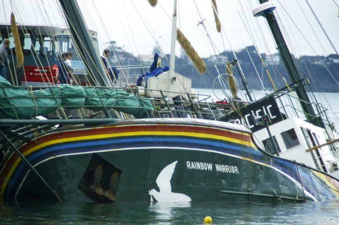 boudewijnsteur's tweet photo. Op deze dag in 1985 werd de Rainbow Warrior, het vlaggeschip van Greenpeace, door de Franse geheime dienst tot zinken gebracht in de haven van Auckland. Daarbij kwam de (Nederlandse) fotograaf Fernando Pereira om het leven. Ik was als negenjarige in tranen, weet ik nog https://t.co/apKmATgieJ