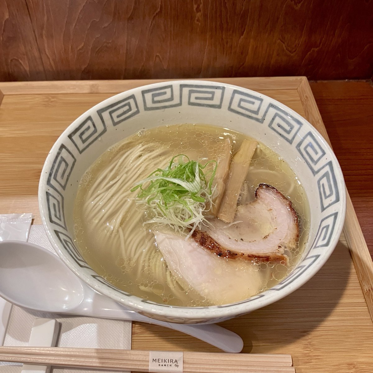 akihaze36141's tweet photo. ramen meikiraさん🎶しおを❣️限定に阻められて久々一推しの🍜を😆スープを一口♪貝から鶏などの旨味が🥰バカ舌で何でか解らないけど今日のは特に旨い😂原料由来か鶏の旨味が上がったかも？二口三口と♫ツルプリ自家製麺に絡めて頂けば旨旨♬吊し叉焼も絶品✨あっという間に完食🙏次回はしょうゆを👍🏻♥ https://t.co/EZQThWTHDj