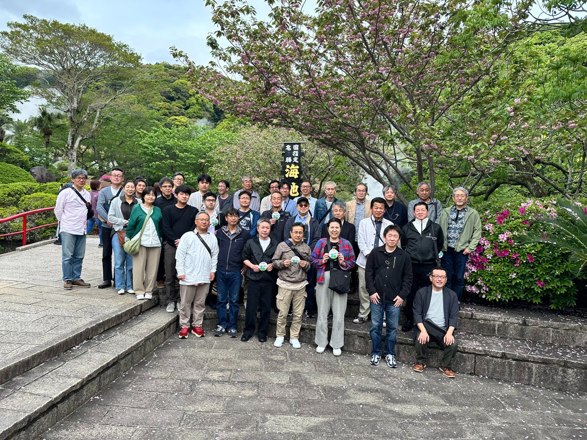 nakanoaisystem's tweet photo. 社員旅行｜九州・福岡
湯布院や宗像大社、太宰府天満宮などを巡り、九州の魅力を満喫！😊
博多ラーメンをはじめグルメも堪能しながら、社員同士の交流も深まりました🍜
新潟ではなかなか買えない「カール」を8袋も持ち帰った社員も…！？😆
#ナカノアイシステムの社員旅行 https://t.co/qQCewJriah