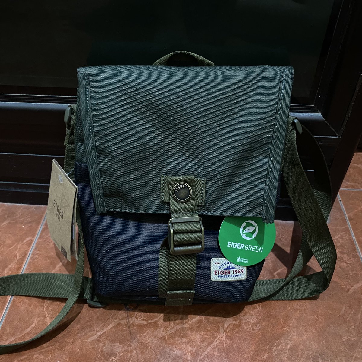 aquemaid's tweet photo. mungkin temen” ada yang minat tas eiger ini warna black, dijual karna salah pilih warna. bagi yang minat bisa lgsg co via oren link dibawah yaa maaciww🥰
oiyaa harga under harga beli/harga normal

https://t.co/joJdMkCEwe

#zonauang #zonajajan #eiger #tasegeir #tas https://t.co/9DGqb1Yb8r