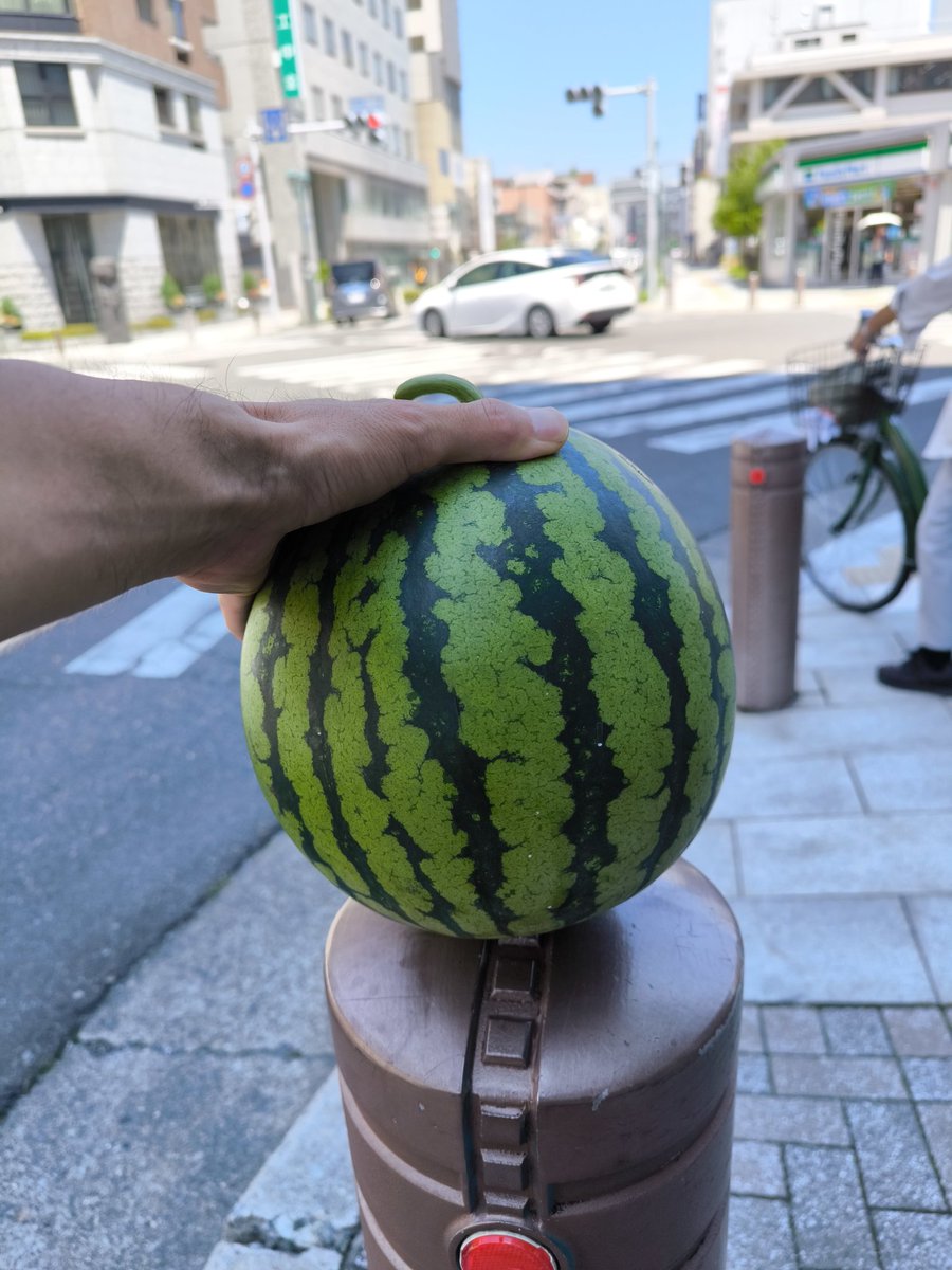 GOGOsimone0224's tweet photo. ウォ〜キングwithすいか

スイカ収穫朝バイトシーズン始まってます🍉今日は、そこからのおぶ〜の湯♨️からの雀荘ぷれぃで土産のスイカと共に松本駅前歩きました😏 https://t.co/rOsXifgoTT