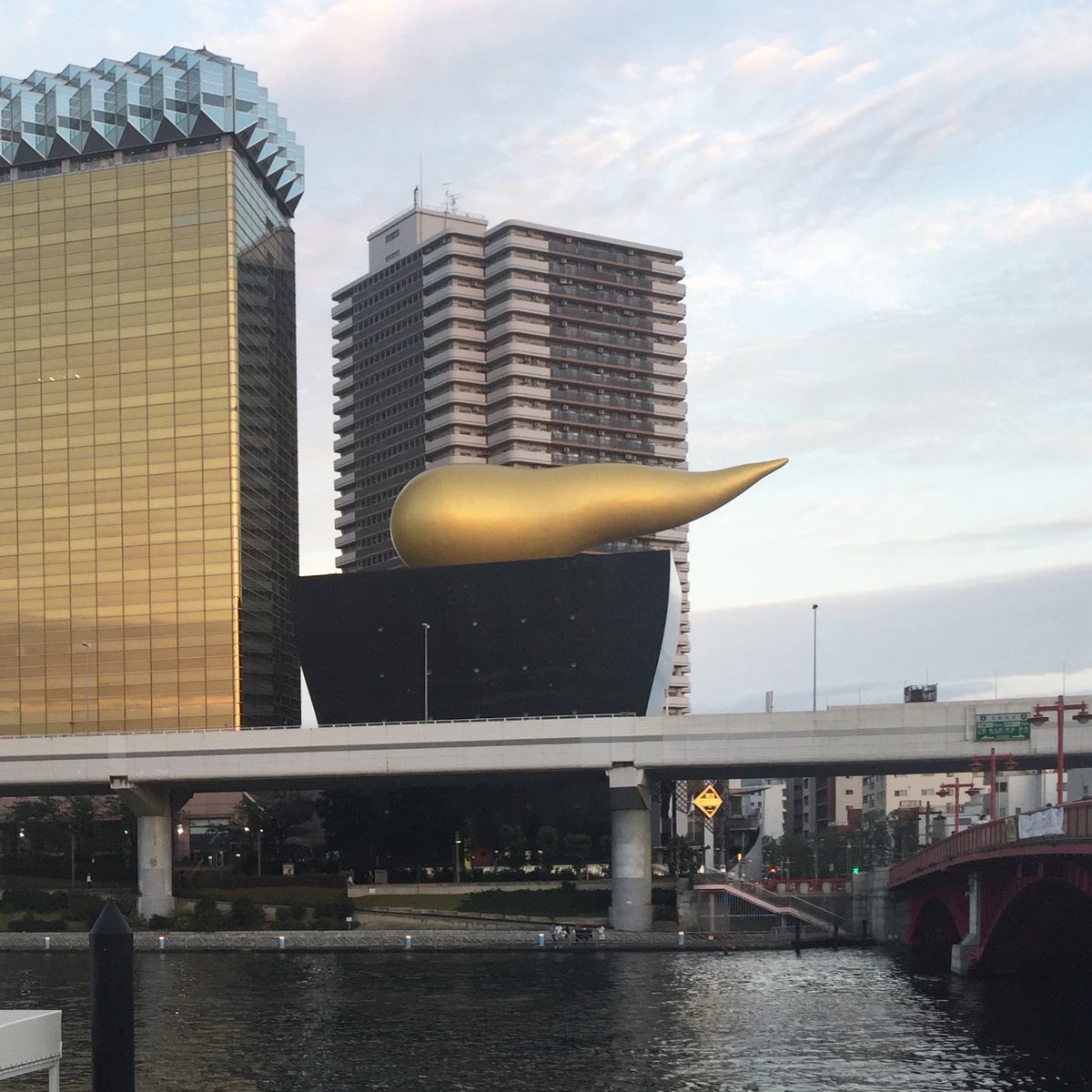 makotopic's tweet photo. 「お客様、そちらはヨドバシカメラ池袋店ではございません」 https://t.co/wEvoOoLTOs