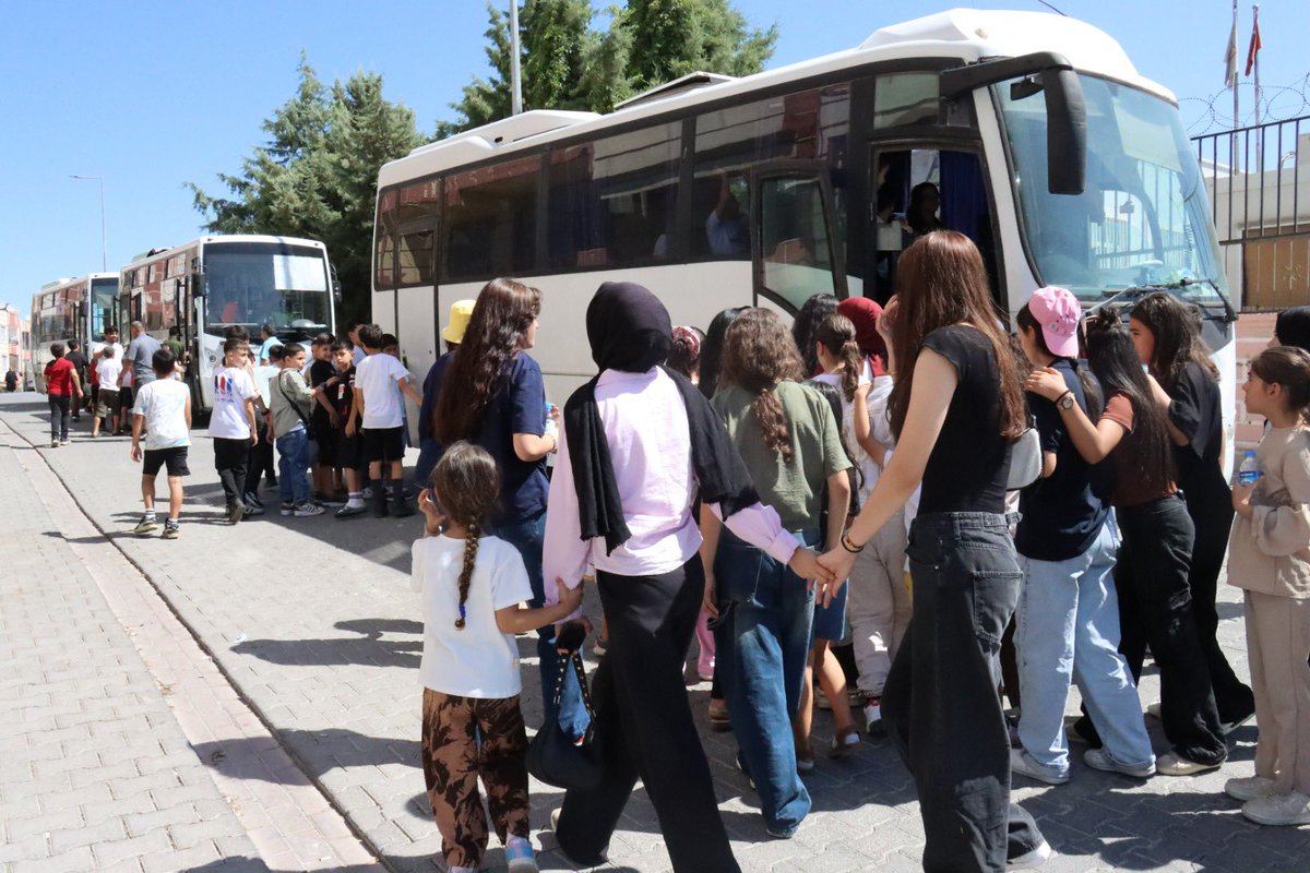 sanliurfabld's tweet photo. Yaz tatilini sadece öğrenerek değil, keyifli anılar biriktirerek de değerlendiriyoruz🎬

Şanlıurfa Büyükşehir Belediyemiz tarafından düzenlenen 2026 Yaz Kurslarına katılan kursiyer öğrencilerimiz için sinema etkinliği gerçekleştirdik.

Birlikte gülüp eğlenen, dostluklarını pekiştiren çocuklarımızın mutluluğu en büyük motivasyonumuz. Çünkü biz, gençlerimizin eğitimine olduğu kadar sosyal ve kültürel gelişimine de katkı sunmayı önemsiyoruz.

Çocuklarımızın yüzündeki tebessüm hiç eksik olmasın.