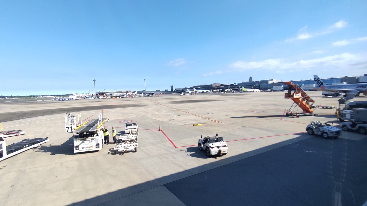 tuki0613's tweet photo. 空港の喫煙所から見える景色がすき！ https://t.co/c4NfMPOyEn