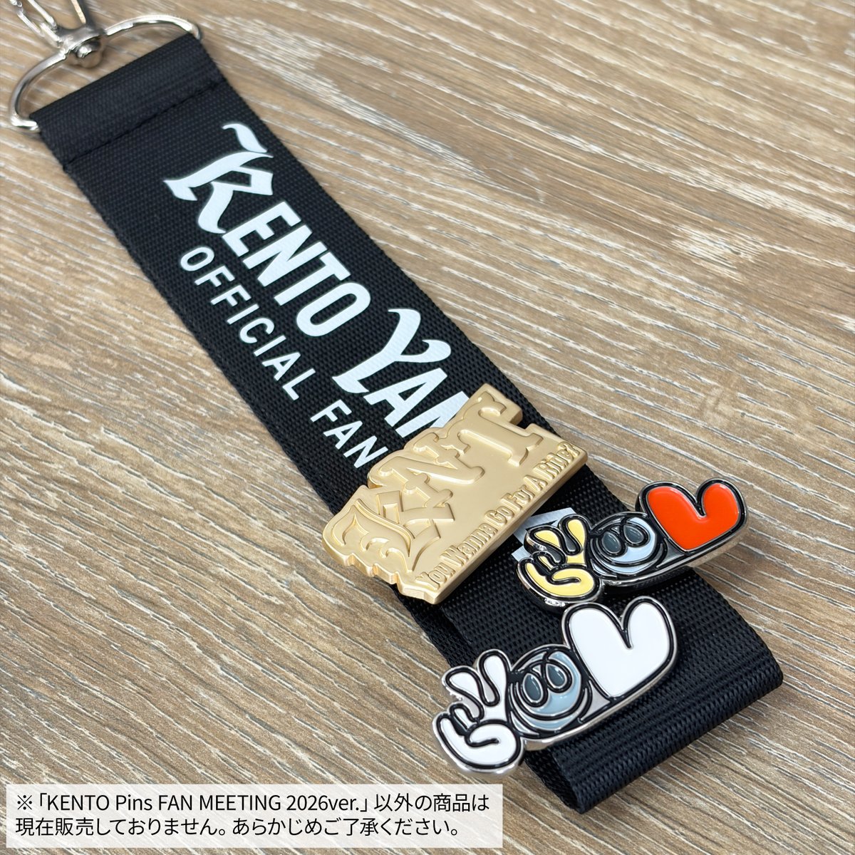 MAILIVIS's tweet photo. 【#山﨑賢人】
🌟ファンミーティンググッズ受注受付中🌟

＼KENTO Pins FAN MEETING 2026ver.／
カバンやキャップなどにさりげなく付けられる、ちょっとゴージャスなゴールド色のピンバッジです✨

＼KENTO Floating Pen／
ペンを傾けると山﨑がUFOにアブダクションされます🛸
表情も含めて、ぜひお楽しみください！

受付は7/15(水)23:59まで📣
https://t.co/MTp2cMIuld

#kentoyamazaki
#KENTOYAMAZAKIFANMEETING2026