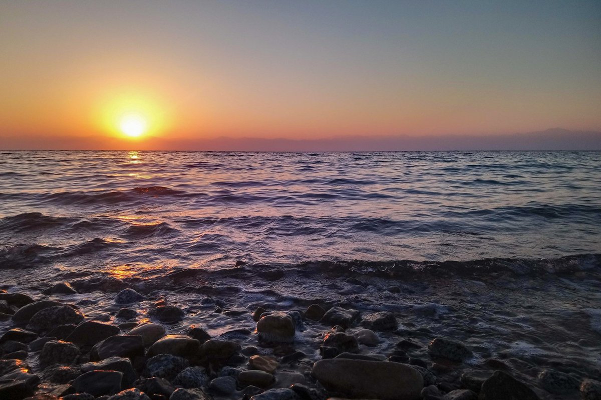 KaliSafwat's tweet photo. Red Sea Sunrise 
Maagana, Nuweiba (2018)

Proof that I can be a morning person... once every few years. 🌅
​#SeascapePhotography #GoldenHourLight #LandscapeLovers #VisualsOfEarth https://t.co/sxvdodIw0Z
