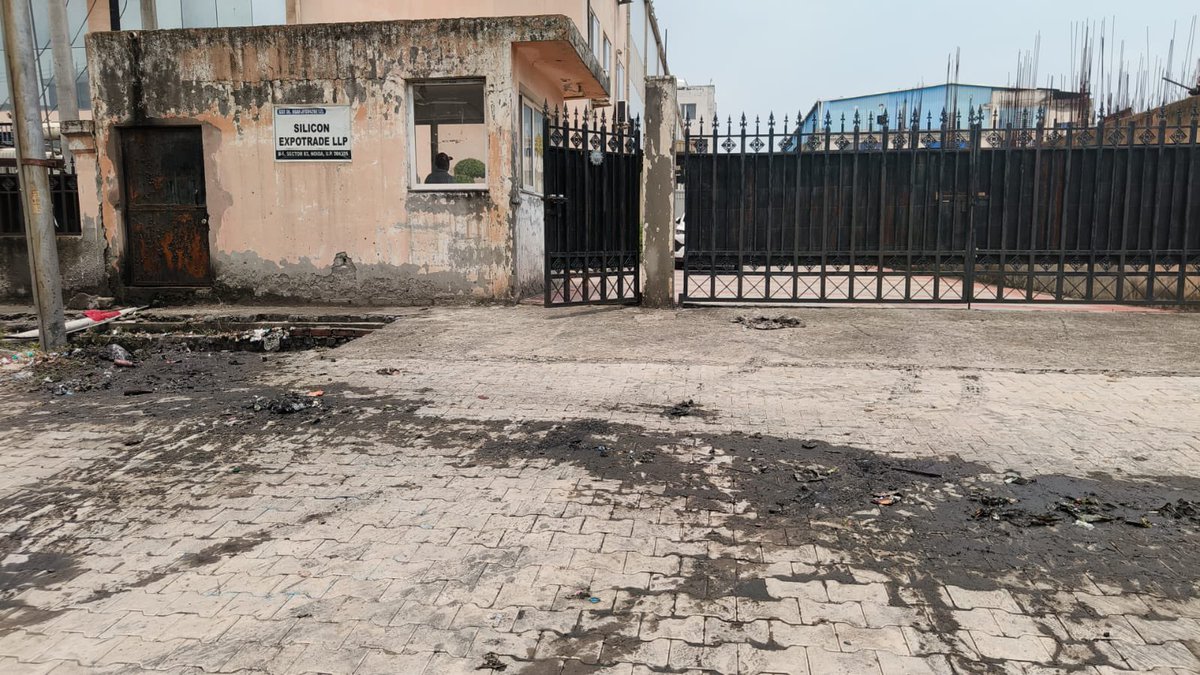 dheerajbhatia70's tweet photo. @noida_authority @CeoNoida very poor state of affairs in B block, sec 83 Noida. The team comes to clean the drains and throws the sludge on the entrance gate ( B-6, Sec 83). Filth all around. Expecting some foreign delegates and it’s shameful to welcome them in this scenario https://t.co/MAwXeKocic
