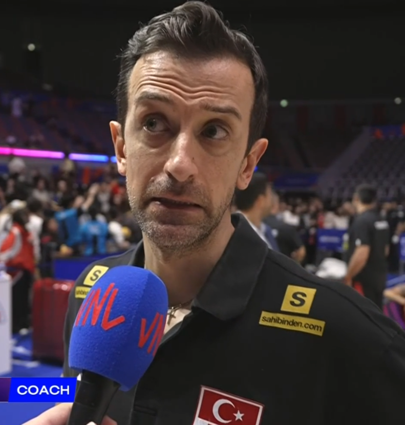 gibbybaris's tweet photo. Bence bugün ilk ve üçüncü sette gerçekten harika bir iş çıkardık ve çok geliştiğimizi gösterdik. Kaybettiğimiz diğer setlerde ise... Tamam, Amerika Birleşik Devletleri'nin gerçekten çok güçlü olduğunu biliyoruz.

Ancak hücumda 27 hata ve serviste 16 hata ile maçı tamamladığımızda, onların olağanüstü bir iş çıkardığını düşünmüyorum. Bence biz daha iyisini yapabilirdik. Bu yönlerimizi geliştirmek zorundayız.

Bazı anlarda blokta güçlü olduklarını biliyoruz, evet gerçekten iyiler ama biz kesinlikle daha iyi çalışabiliriz. Bugün bizim için önemli bir maçtı, bu yüzden üzgünüm.