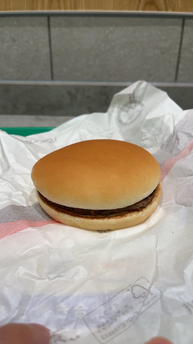 shimura30's tweet photo. 私が小学生の頃のマクドのハンバーガーは平日は65円でした。今では190円、約3倍です。 https://t.co/4feWa1SOm5