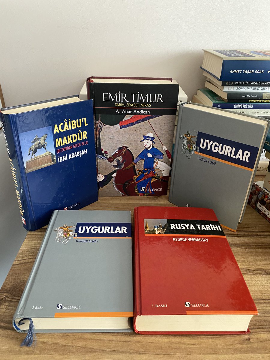 IsbaraTapar's tweet photo. Günaydın. Şu kitapların güzelliğine bakın hele yav. https://t.co/3ijwcIMZZK