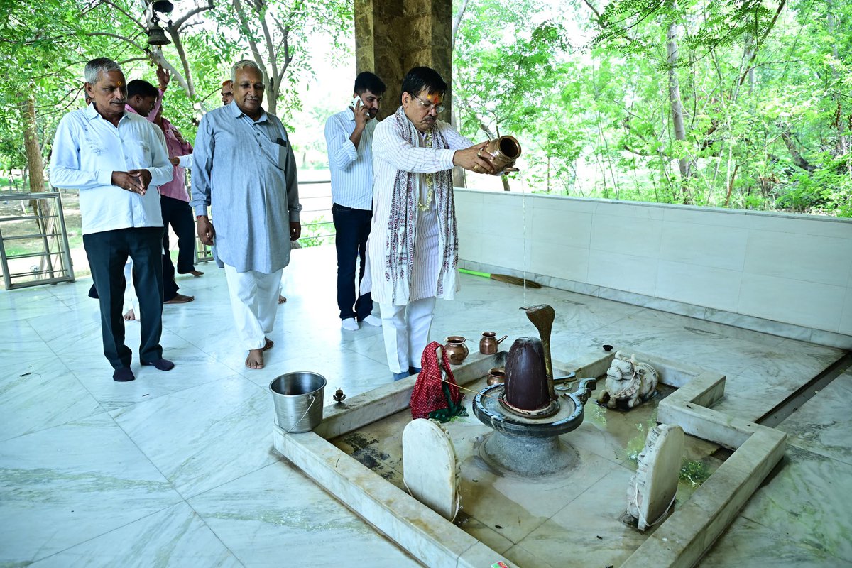 BirSharmaJaipur's tweet photo. आज जन्मदिवस के पावन अवसर पर अखिल भारतीय हरियाणा गौड़ ब्राह्मण महासभा छात्रावास परिसर में स्थित मंदिर में प्रभु श्रीराम और देवाधिदेव महादेव महाराज के दर्शन व पूजन करने का सौभाग्य प्राप्त हुआ। https://t.co/itf775gY24
