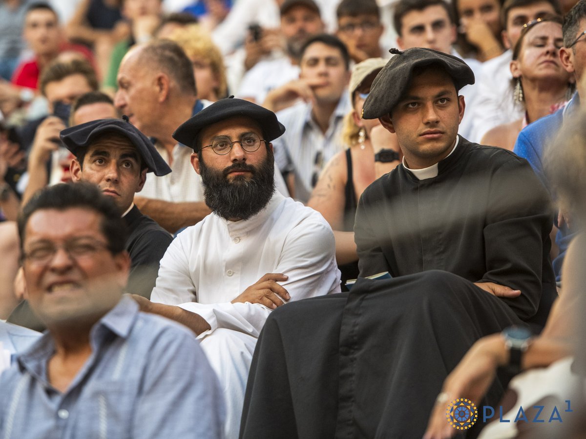 Samsa2111's tweet photo. Seminaristas en sotana y chapela ayer en la nocturna de Las Ventas. Ni recorriendo cien estadios de fútbol te encuentras gente tan heterogénea ni personajes tan variopintos como en un festejo cualquiera de Las Ventas, el último sitio donde todavía se mezcla de verdad la sociedad. https://t.co/KRLVDTmzkq