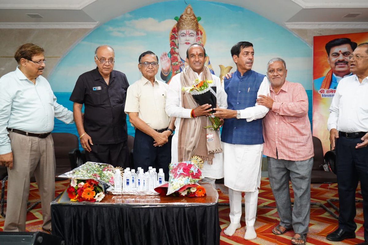 kishan_mp's tweet photo. संत हिरदाराम नगर वार्ड क्रमांक 4 में लगभग ₹20 लाख की लागत से होने वाले विभिन्न विकास कार्यों का भूमिपूजन हुजूर विधानसभा के लोकप्रिय विधाय�� श्री @rameshwar4111 जी एवं वार्ड पार्षद व एमआईजी सदस्य श्री राजेश हिंगोरानी जी के साथ किया l https://t.co/PNB6GtLWCt