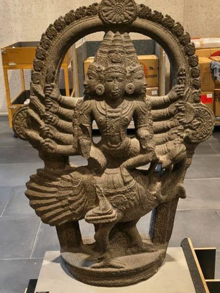 NainarBJP's tweet photo. திருவாரூர் மாவட்டம் கடுவன்குடி கிராமத்தில் உள்ள கைலாசநாதர் திருக்கோவிலின் திரிசூல பத்ரகாளி சிலை, நந்தியின் கருங்கல் சிலை மற்றும் கும்பகோணம் அருகேயுள்ள நாகநாதசுவாமி திருக்கோவிலின் ஆறு முகமுடைய சுப்பிரமணிய சுவாமி சிலைகள் உள்ளிட்ட 11 மற்றும் 12-ஆம் நூற்றாண்டுகளைச் சேர்ந்த நம் பொக்கிஷங்களை மீண்டும் தமிழகத்திற்கு மீட்டுக் கொடுத்துள்ள நமது மாண்புமிகு பாரதப் பிரதமர் திரு. @narendramodi அவர்களுக்கு நெஞ்சார்ந்த நன்றிகள். 

பல ஆண்டுகளாக தமிழகத்தில் இருந்து காணாமல் போன ஆனைமங்கலம் செப்பேடுகள் உள்ளிட்ட பல பாரம்பரியச் சிலைகளையும், கலாச்சாரச் சின்னங்களையும் மீட்டு, நமது அடையாளங்களைப் போற்றிப் பாதுகாத்து வரும் நமது மாண்புமிகு பாரதப் பிரதமர் அவர்களின் தமிழ்ப் பற்று நம்மை மெய்சிலிர்க்க வைக்கிறது. தமிழை வெறும் அரசியல் மொழியாக மட்டுமே சிலர் பயன்படுத்தி வரும் நிலையில், தமிழ் மொழியையும் அதன் ஆழ்ந்த கலாச்சாரப் பெருமைகளையும் கொண்டாடுபவர் நமது பிரதமராக வாய்த்தது, நாம் செய்த பெரும் புண்ணியம்.