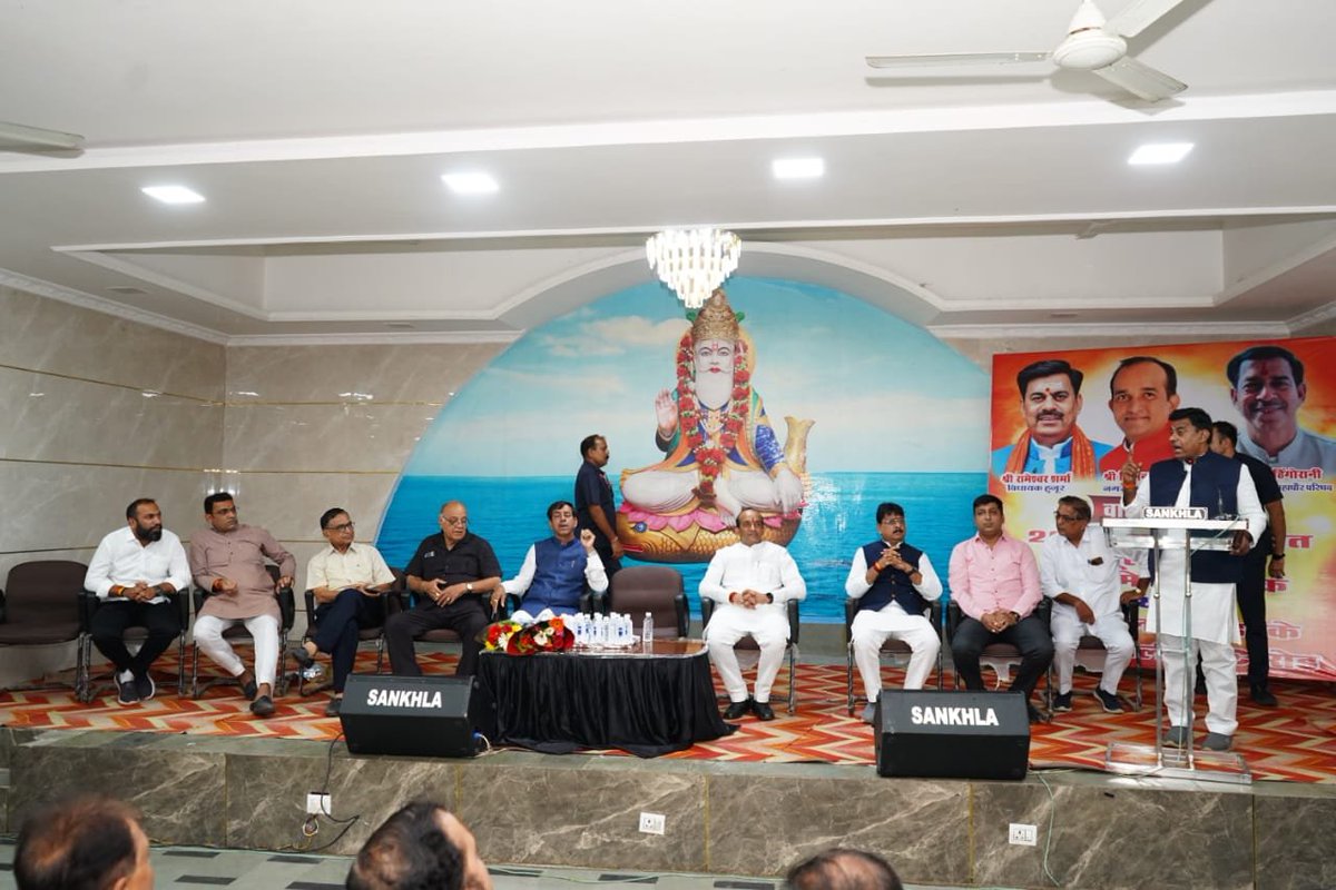 kishan_mp's tweet photo. संत हिरदाराम नगर वार्ड क्रमांक 4 में लगभग ₹20 लाख की लागत से होने वाले विभिन्न विकास कार्यों का भूमिपूजन हुजूर विधानसभा के लोकप्रिय विधाय�� श्री @rameshwar4111 जी एवं वार्ड पार्षद व एमआईजी सदस्य श्री राजेश हिंगोरानी जी के साथ किया l https://t.co/PNB6GtLWCt