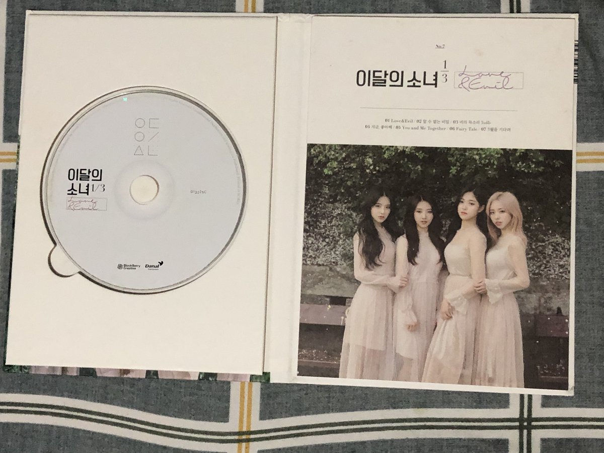 _meeerrrccc's tweet photo. loona album set

oec and 1/3 are reprints, ++ is first press

x sensi

will include lots of freebies

loc: cebu

wts lfb loona artms loossemble odd eye circle oec love and evil heejin hyunjin haseul yeojin vivi kim lip jinsoul choerry yves chuu gowon hyeju ++ first press https://t.co/YiDR38fG1g