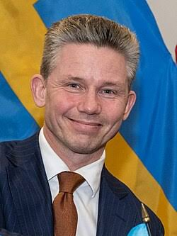 boyeunique's tweet photo. Snart kan Sverige eventuellt byta ut den bästa försvarsmininster Sverige har haft i modern tid, detta mot den sämsta försvarsministern Sverige någonsin har haft i modern tid. 

Det känns föga tryggt med Hultqvist åter i rollen som försvarsminister

Hultqvist
-Avbruten 2årig Sociallinje med underkända betyg
-Vapenvägrare 

Pålsson
-Kandidatexamen i internationell politik från Georgetown University i USA.
-Magisterexamen från College of Europe i belgiska Brygge.
-Doktor i krigsvetenskap från King's College i London.
-Gästforskare vid Nato Defence College.